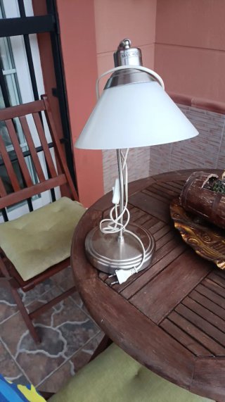 Lámpara de mesa plateada y blanca
