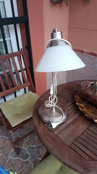 Lámpara de mesa plateada y blanca