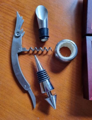 Set de Accesorios para Vino en Caja de Madera
