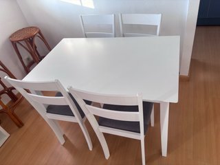 Mesa y 4 sillas blancas