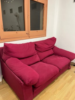 Sofá de dos plazas rojo