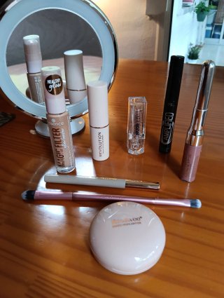Lote Maquillaje Essence, Revolution, Technic