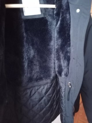 Parka Negra con Capucha y Forro Pelo