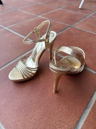 Tacones dorados punta fina