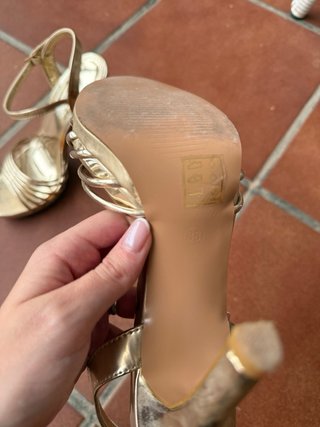 Tacones dorados punta fina