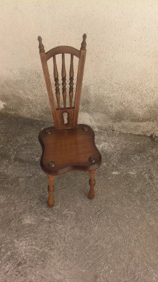 Silla de madera antigua