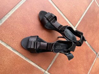 Tacones negros punta abierta