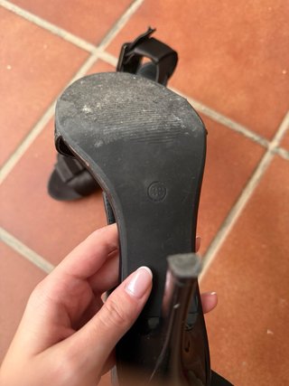 Tacones negros punta abierta