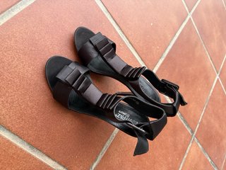 Tacones negros punta abierta