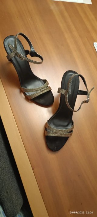 Sandalias Bosanova Tacón Negro y Dorado