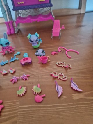 Monster High y mascotas