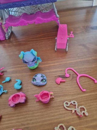 Monster High y mascotas