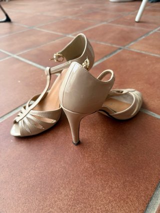 Tacones beige punta abierta