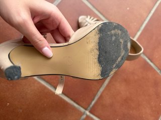 Tacones beige punta abierta