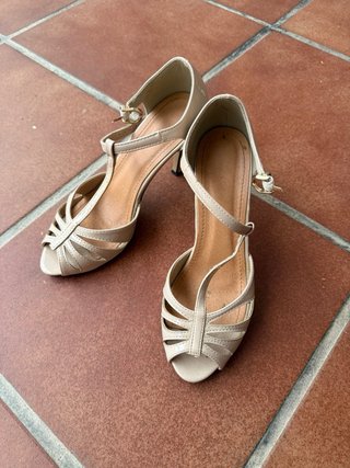 Tacones beige punta abierta