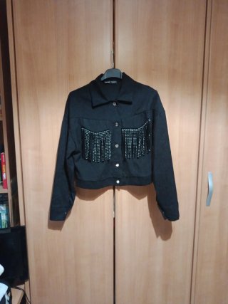 Chaqueta negra con flecos.