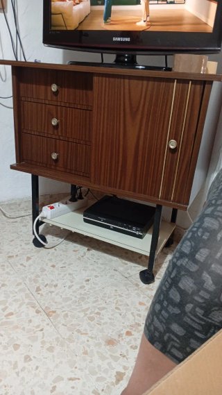 Mueble antiguo de TV