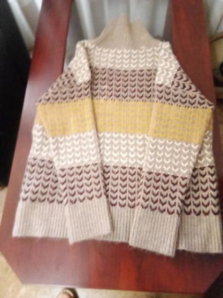 Jersey de invierno beige y amarillo