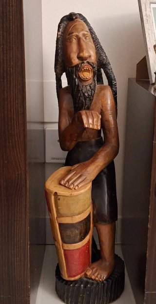 Figura de madera tallada, músico tambor
