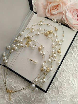 Conjunto de Collar y Pendientes de Perlas