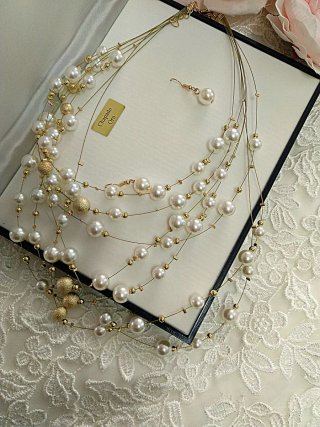 Conjunto de Collar y Pendientes de Perlas