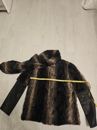 Abrigo de piel con capucha