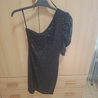 Vestido de lentejuelas negro asimétrico