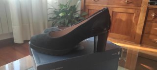Zapatos de serraje negro con tacón