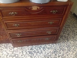 Cómoda de madera marrón