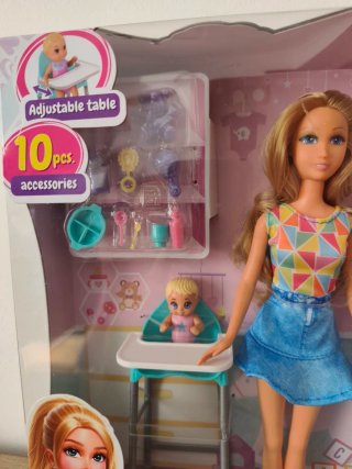 Muñeca con bebé y accesorios
