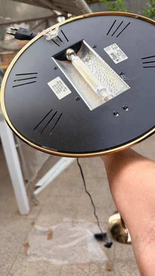 Lámpara de pie dorada y madera