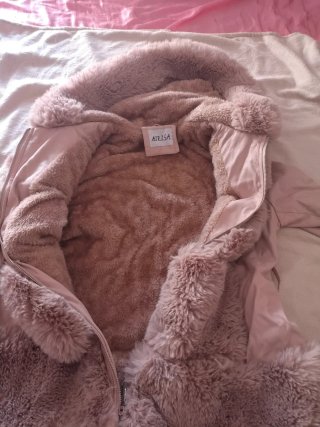 Abrigo Beige con Detalles de Pelo Talla XL