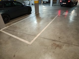 Plaza De Garaje cómoda sin ningún coche al lado