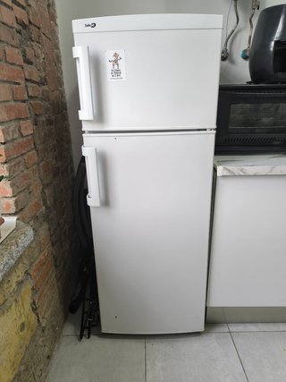 Nevera con Congelador Salvod 146 cm