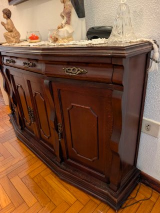 Aparador clásico de madera maciza