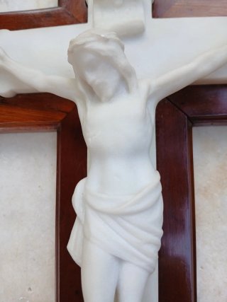 Cruz de madera y mármol