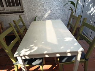 Mesa de pino y 4 sillas interior