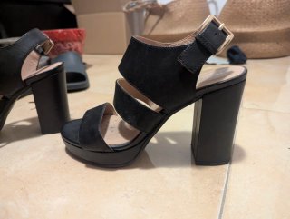 Sandalias negras de tacón