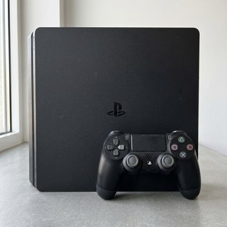 PS4 Slim (PlayStation 4) con mando y varios juegos