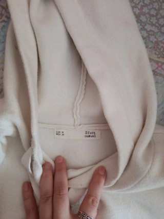 Sudadera con capucha blanca