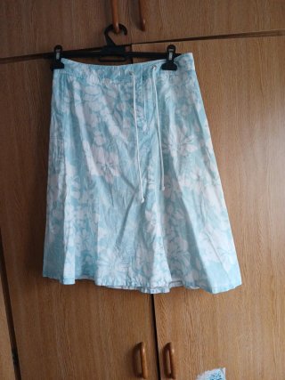 Falda floral azul y blanca