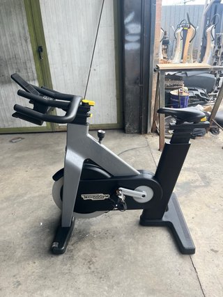 Bicicleta Spinning Technogym con display
