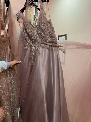 Vestido de fiesta rosa con pedrería