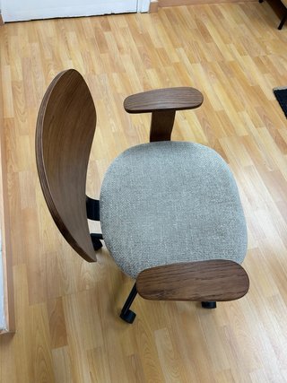 Silla de oficina madera y tela beis