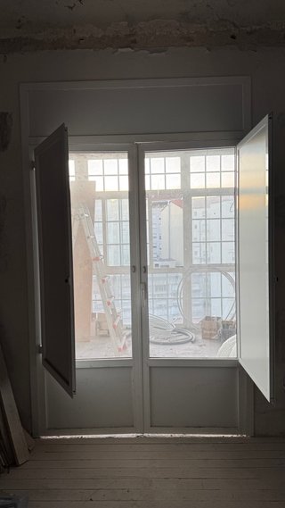 Puertas aluminio blancas con contra.