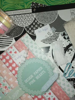 Lote de papeles y accesorios para scrapbooking
