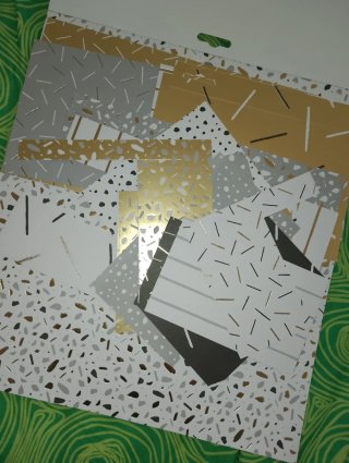 Lote de papeles y accesorios para scrapbooking
