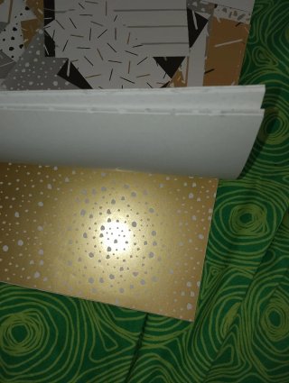 Lote de papeles y accesorios para scrapbooking