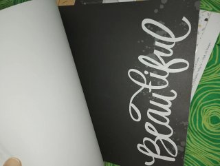 Lote de papeles y accesorios para scrapbooking