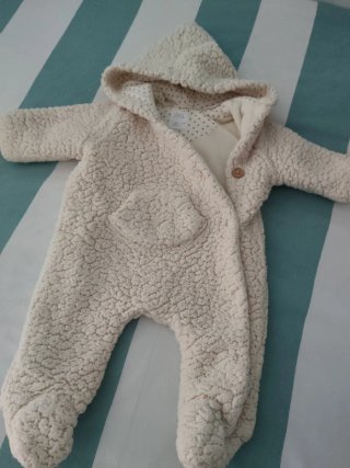 Buzo de bebé Zara color crema